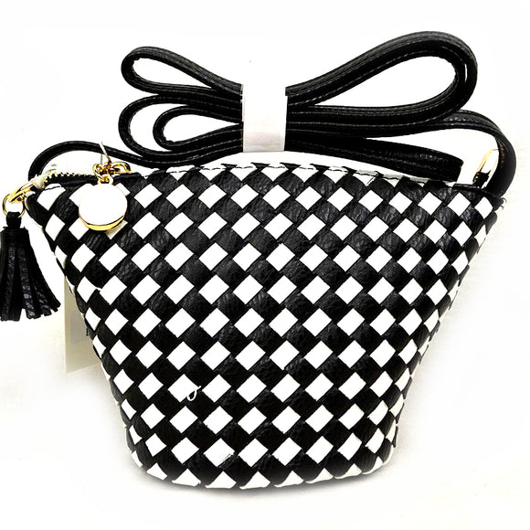 Weave crossbody bag with tassel - black white