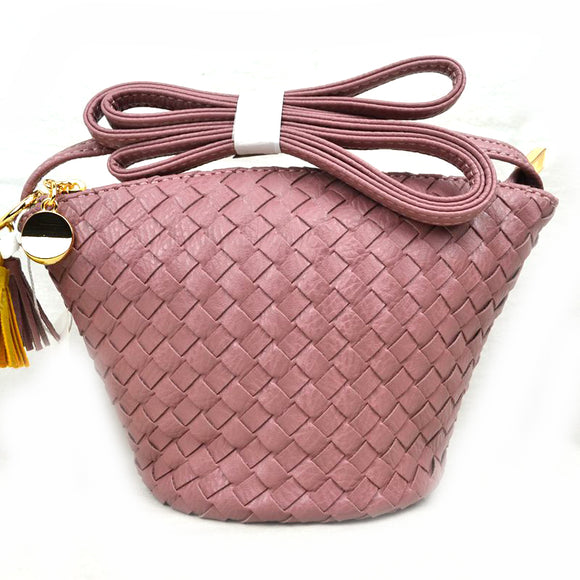Weave crossbody bag with tassel - rose