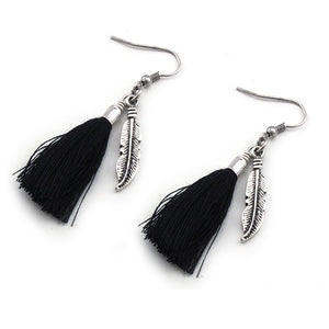 Feather w/ tassel earring - black