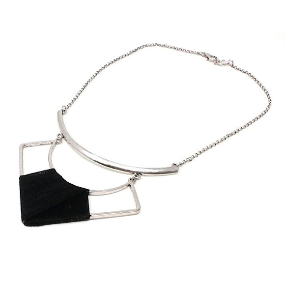 Geometric pendant w/ thread necklace - black